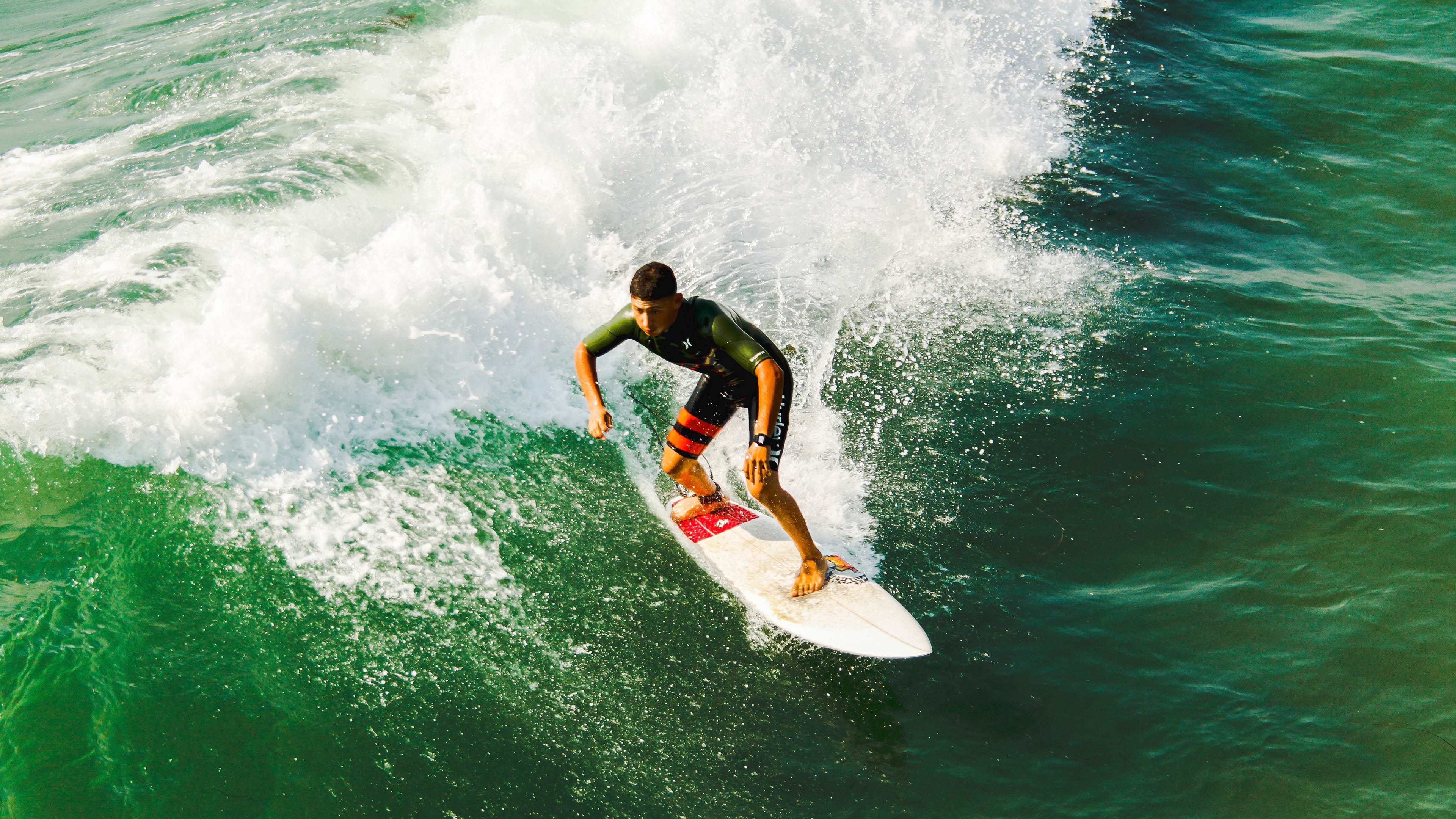 赛道与球场,两个战场的传奇之夜