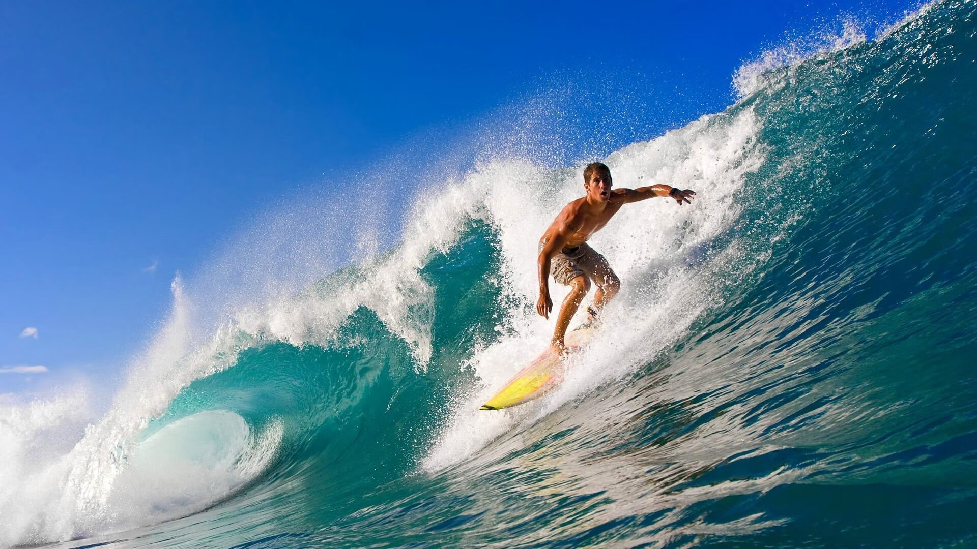 绝杀时刻，索伯逆袭红牛二队，阿隆索一骑绝尘点燃赛道烽火
