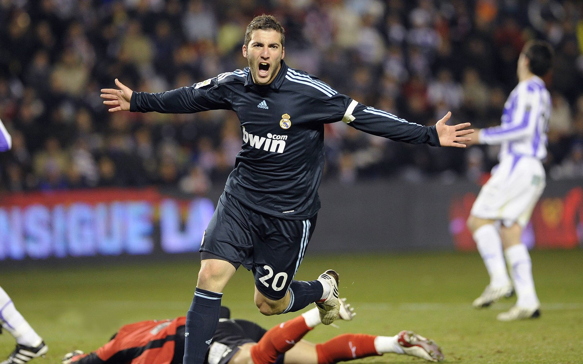 那个德甲争冠之夜，米切尔点燃的不只是球门，而是一整座城市的信仰